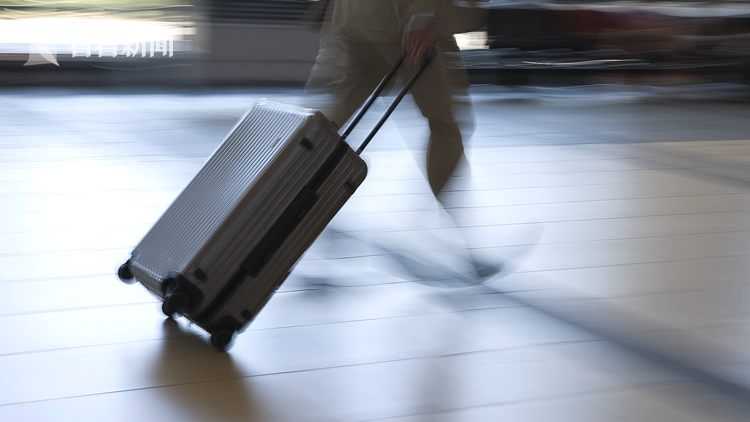 beat365官网旅行箱如何做到抗摔？舒提啦：材料工艺很重要